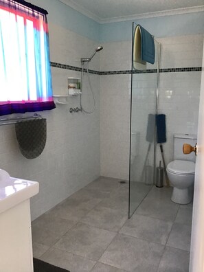 Dusche, Haartrockner, Handtücher, Seife