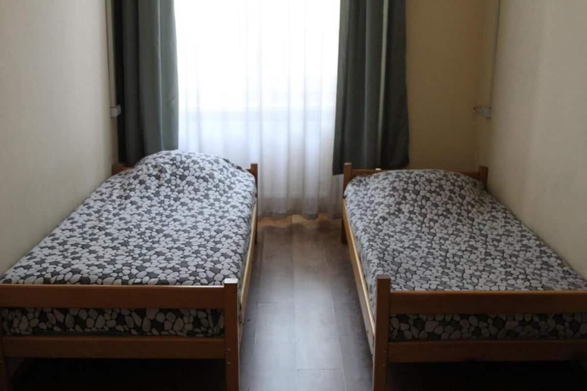 Habitación con 2 camas individuales | Wifi gratis y ropa de cama
