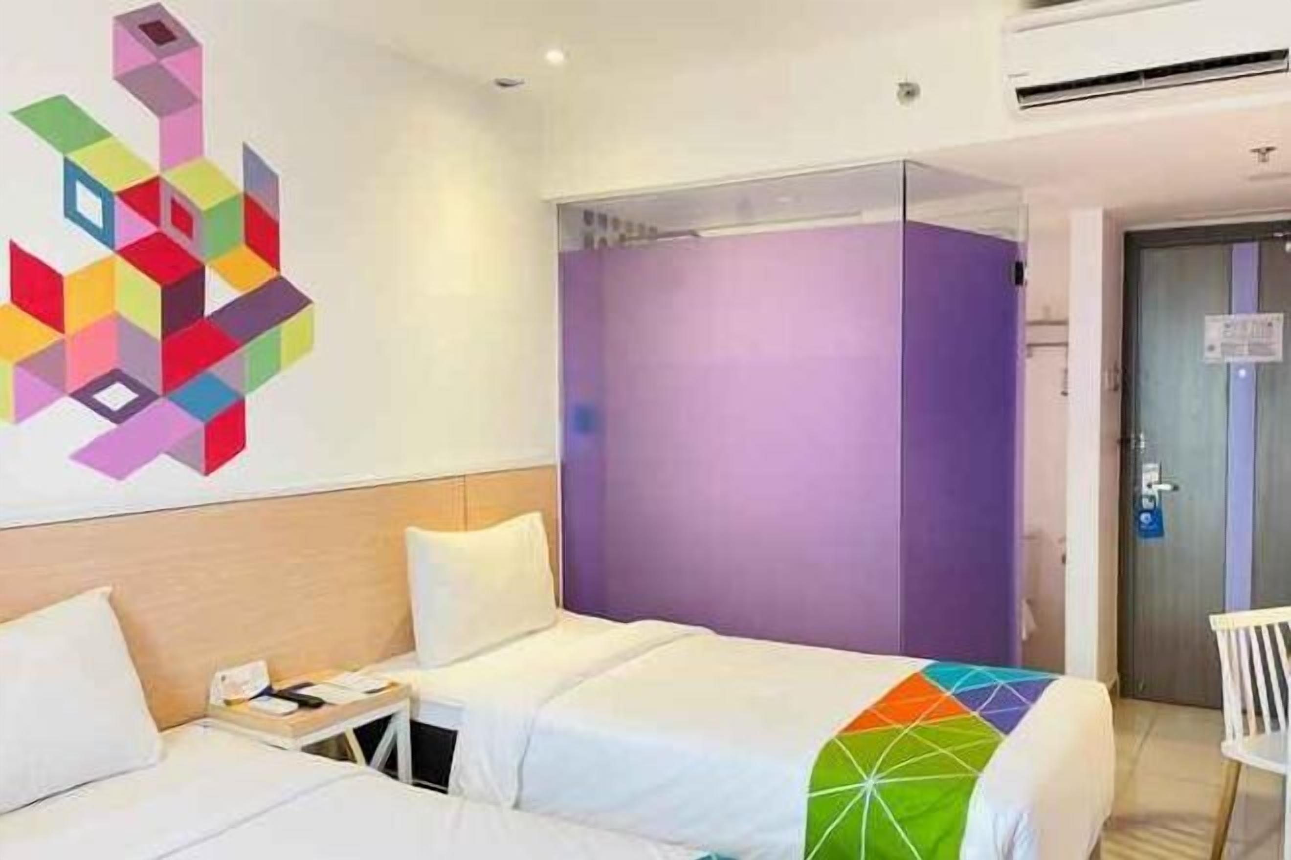 デスク、ベッドシーツ