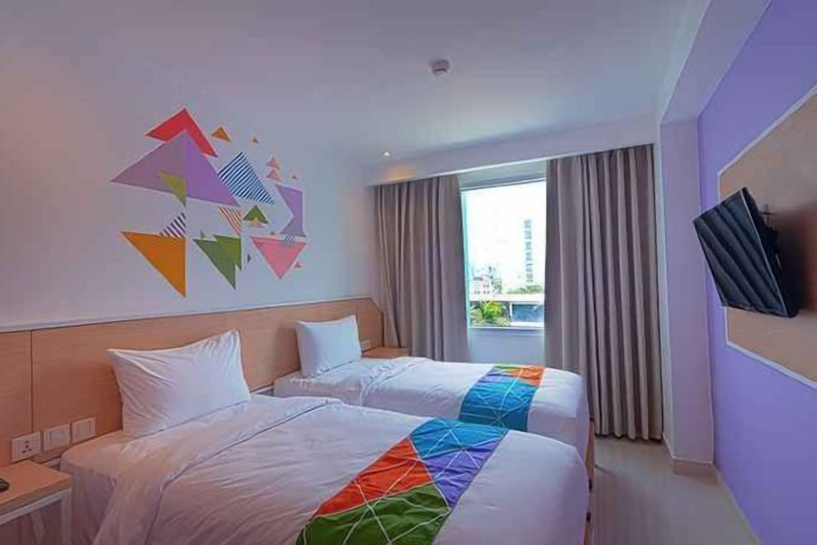 Escritorio y ropa de cama