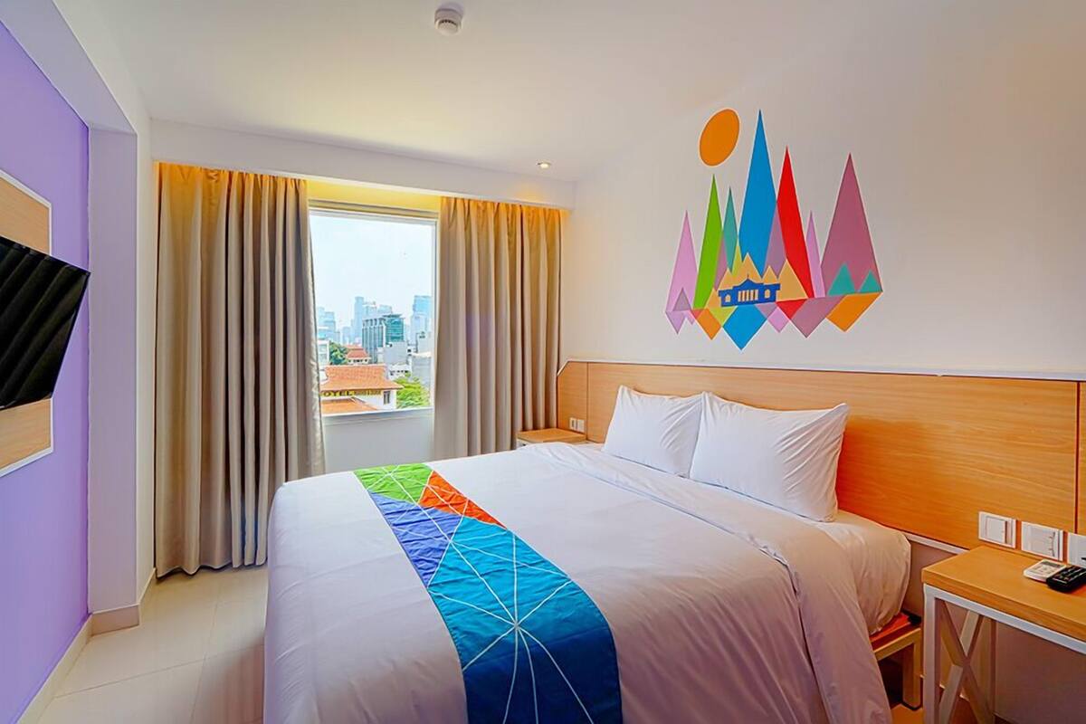 Habitación doble (Express) | Escritorio y ropa de cama
