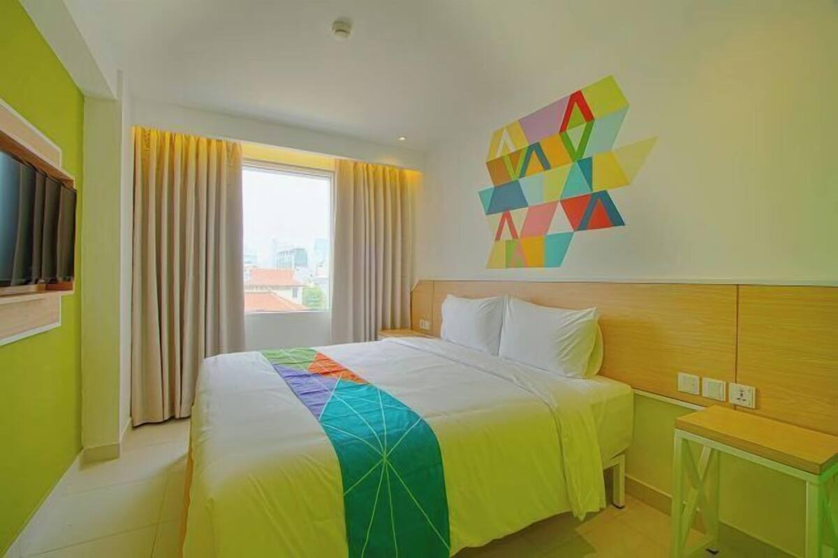 Escritorio y ropa de cama
