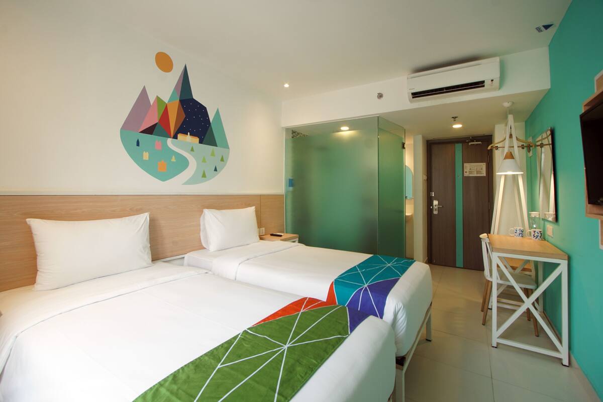 Habitación familiar (Express) | Escritorio y ropa de cama