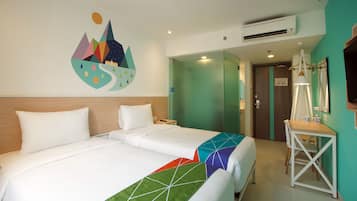 Habitación familiar (Express) | Escritorio y ropa de cama