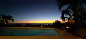 Utendørsbasseng og et oppvarmet basseng