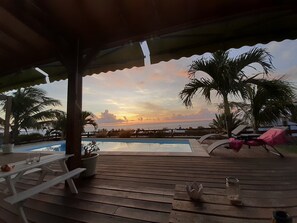 Utendørsbasseng og et oppvarmet basseng