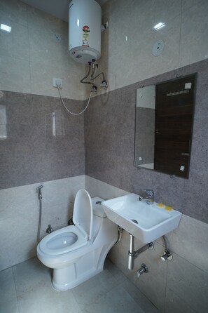 Habitación doble Deluxe | Baño | Pantuflas
