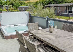 Outdoor dining - Gwithian Premier Lodge (Mullion Cove, Helston)