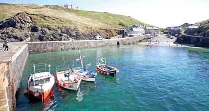 This fashionable lodge is ideal for a relaxing coastal break with family or friends.