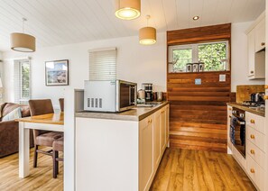 Fridge, oven, stovetop, dishwasher - Harbour Premier Lodge (Mullion Cove, Helston)