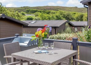 Outdoor dining - Harbour Premier Lodge (Mullion Cove, Helston)