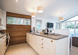 ثلاجة، فرن، موقد طهي مسطح، غسالة أطباق