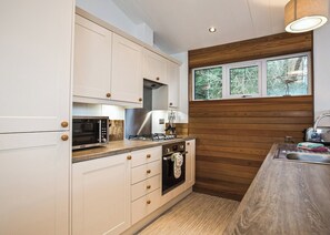 Réfrigérateur, un four, surface de cuisson, lave-vaisselle