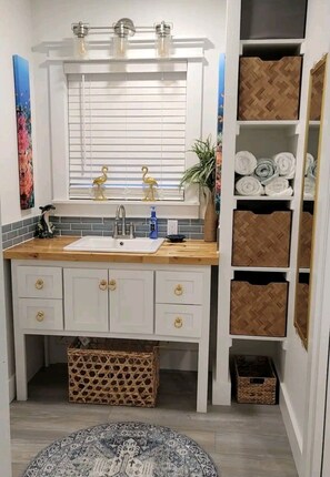 Haartrockner, Handtücher, Seife, Toilettenpapier