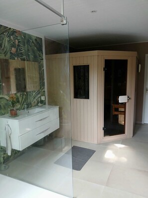Douche, sĂšche-cheveux, serviettes fournies, papier toilette