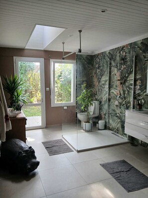 Shower, hair dryer, towels, toilet paper - Charming house with swimming pool - Biarritz (quiet area, close to beaches) (Biarritz)