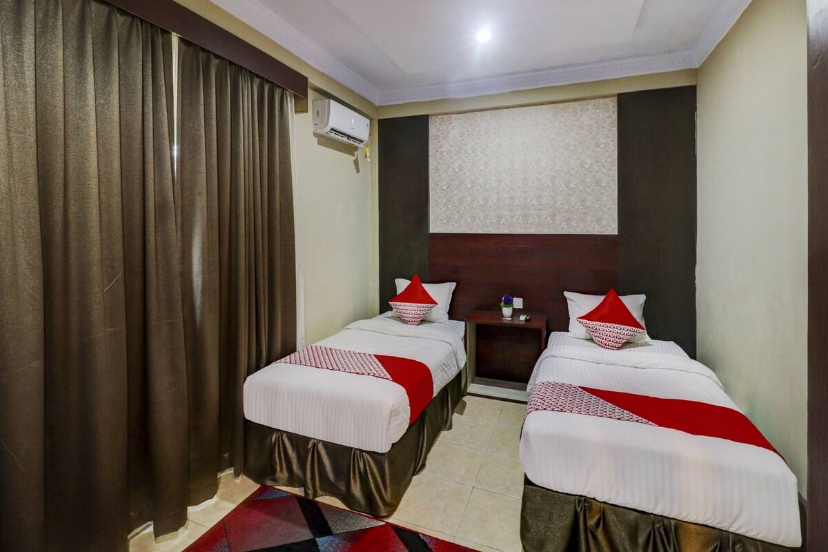 Habitación superior con 2 camas individuales | Escritorio, espacio para trabajar con laptop y cortinas blackout