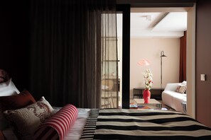 Bureau, rideaux occultants, chambres insonorisées