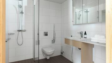 Dusche, Regendusche, umweltfreundliche Kosmetikartikel, Haartrockner