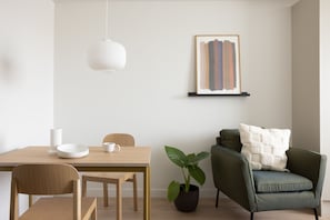 Desk, laptop workspace, blackout curtains, soundproofing - Noli Herttoniemi (Helsinki)