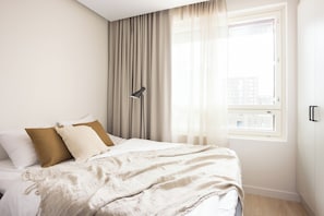 Desk, laptop workspace, blackout curtains, soundproofing - Noli Herttoniemi (Helsinki)