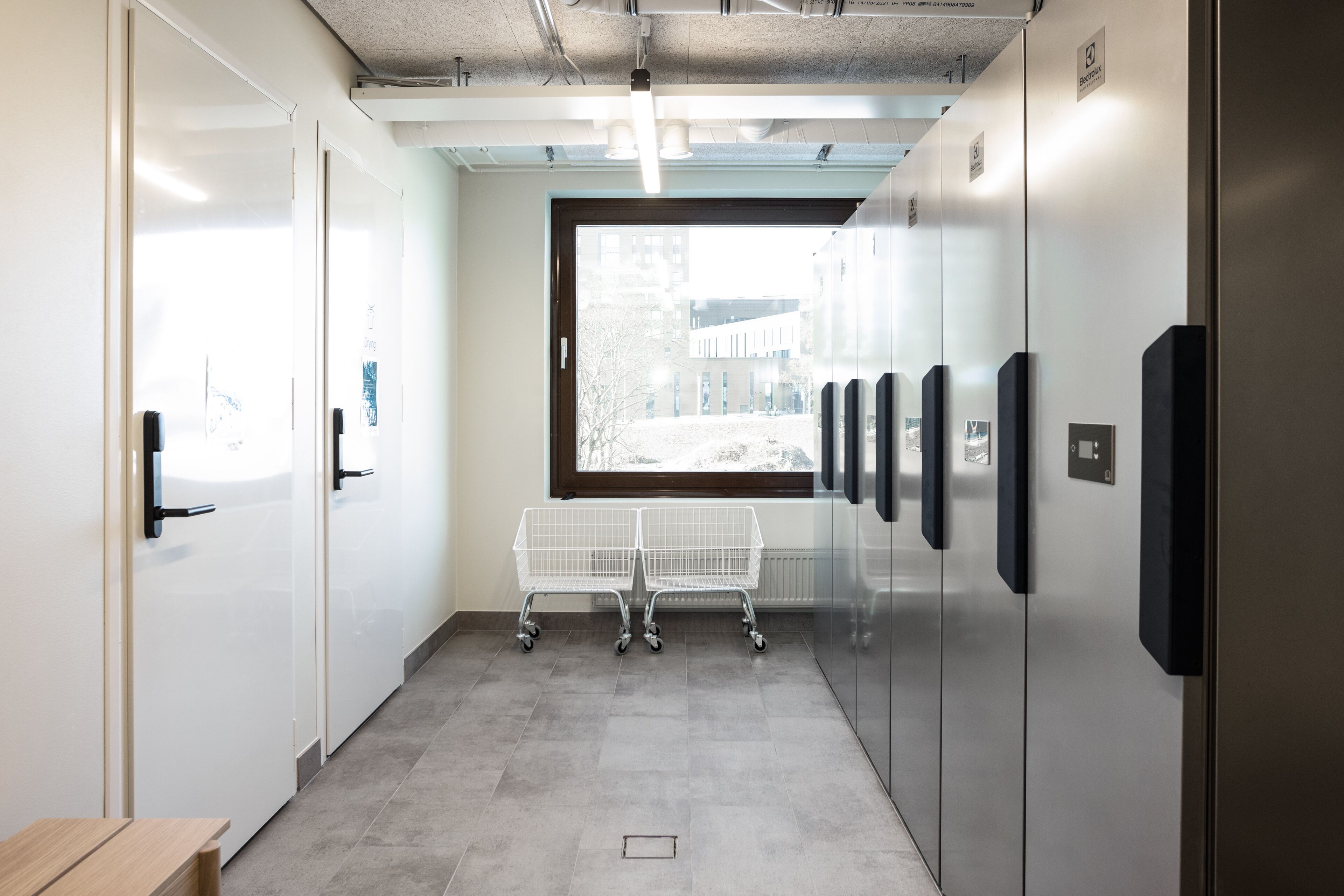 Um elevador moderno com uma ampla janela que oferece vista para o exterior.
