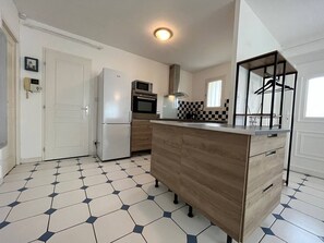 Kühlschrank, Mikrowelle, Ofen, Geschirrspüler