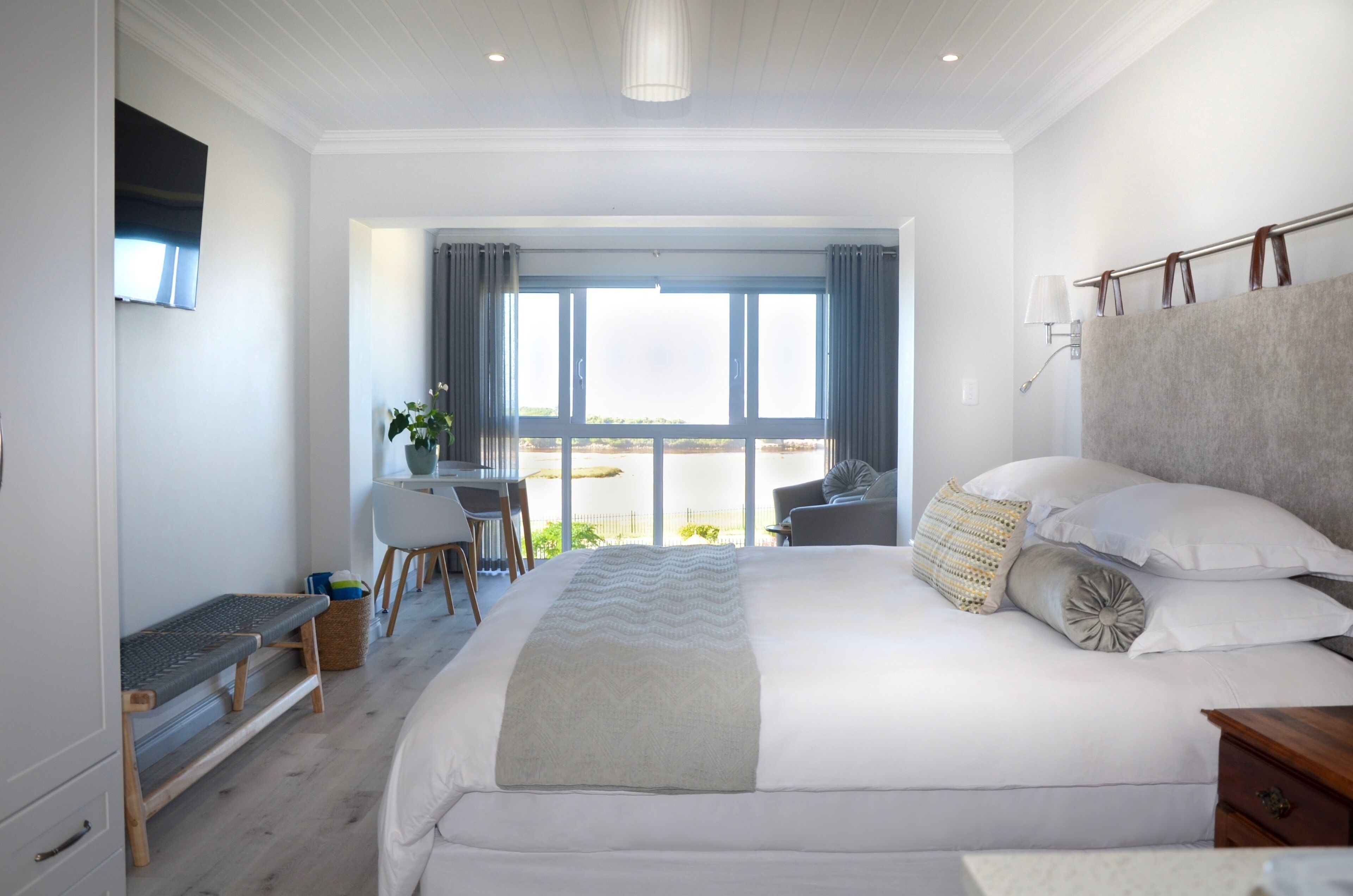 Egyptian cotton sheets, premium bedding, in-room safe