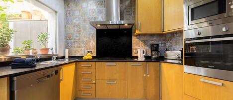 Kylskåp, mikrovågsugn, ugn och diskmaskin