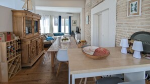 Ein Essbereich mit Holztisch, Stühlen und einem Buffetschrank.