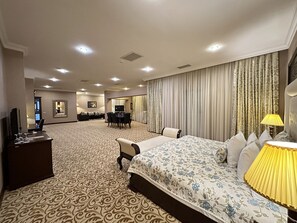 Executive Suite, Bathtub | Egyptian cotton sheets, premium bedding, down duvets, pillow-top beds - Modern Hotel - Baku (Baku)