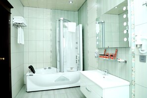 Junior Suite, Bathtub | Bathroom - Modern Hotel - Baku (Baku)
