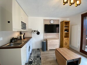 Fridge, microwave - Cozy apartment near center with balcony and parking, ideal for shuttles (Châtel)