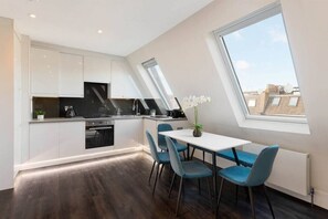 Geladeira, micro-ondas, fogão, cooktop