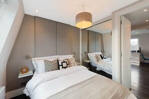 1 quarto, escrivaninha, ferros/tábuas de passar roupa, berço de viagem