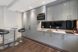 冷蔵庫、電子レンジ、オーブン、コンロ