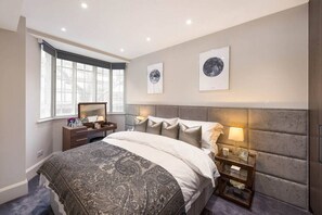 1 chambre, bureau, fer et planche à repasser, lit parapluie