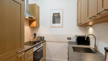 KĂŒhlschrank, Wasserkocher mit Kaffee-/Teezubehör, Esstisch