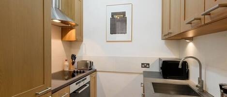 Réfrigérateur, cafetiÚre/bouilloire, tables à manger