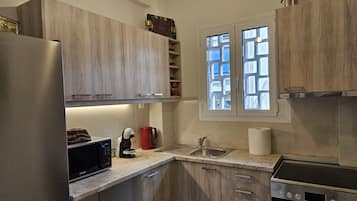Apartamento | Cocina privada | Frigorífico, microondas, horno y placa de cocina
