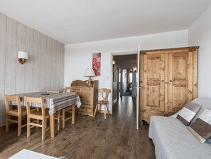 Interior - Spacious renovated apartment Tignes, ski-in/ski-out, balcony, pets allowed (Tignes)