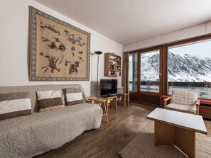 TV - Spacious renovated apartment Tignes, ski-in/ski-out, balcony, pets allowed (Tignes)