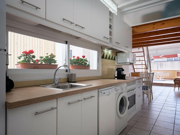 Microwave, oven, dishwasher, coffee/tea maker