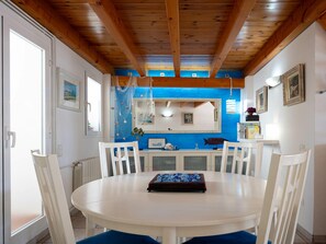 Dining - Sunny Apartment in Baix a Mar, Torredembarra (Torredembarra)