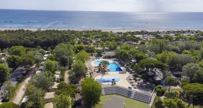 Modern mobile home close to beach Marina, 2 bedrooms 1,5 bathrooms, cosy terrace