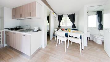 Kühlschrank, Mikrowelle, Herdplatte, Wasserkocher