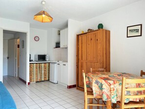 Dining - Sunny Studio with Pool & Parking, 4 Guests, Le Lavandou (Le Lavandou)
