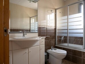 Shower, bidet, towels - Villa Victor (Riumar)