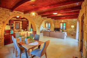 สแตนดาร์ดวิลล่า | บริเวณนั่งเล่น | สมาร์ททีวี 43 นิ้ว พร้อมช่องดาวเทียม, ทีวี, Netflix