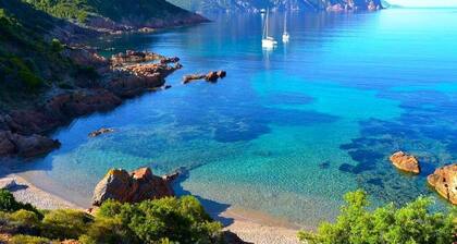 Rez de villa bord de mer , piscine et bateau moteur gratuit inclus, 10 couchages